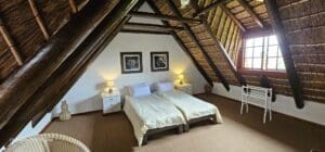 Dormitorio principal en la primera planta de la cabaña Thatch con aire acondicionado