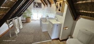 Baño y aseo en la planta baja del tejado