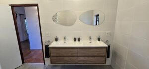 Techo abajo cuarto de baño moderno
